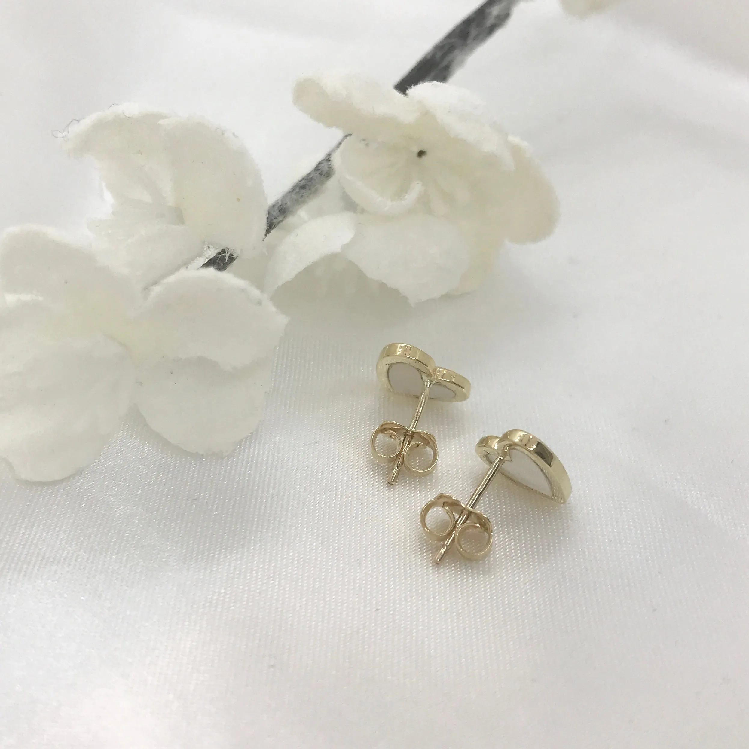 10k Gold Mother of Pearl Heart Stud Earrings