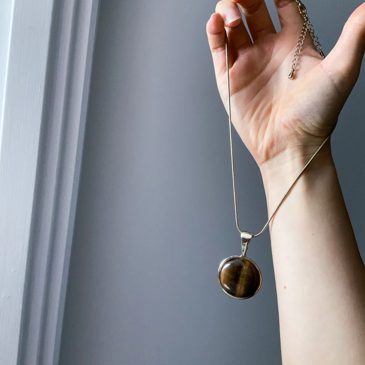 90s vintage gothic boho tribal natural tiger eye   gemstone stone round pendant light gold colour chain short necklace