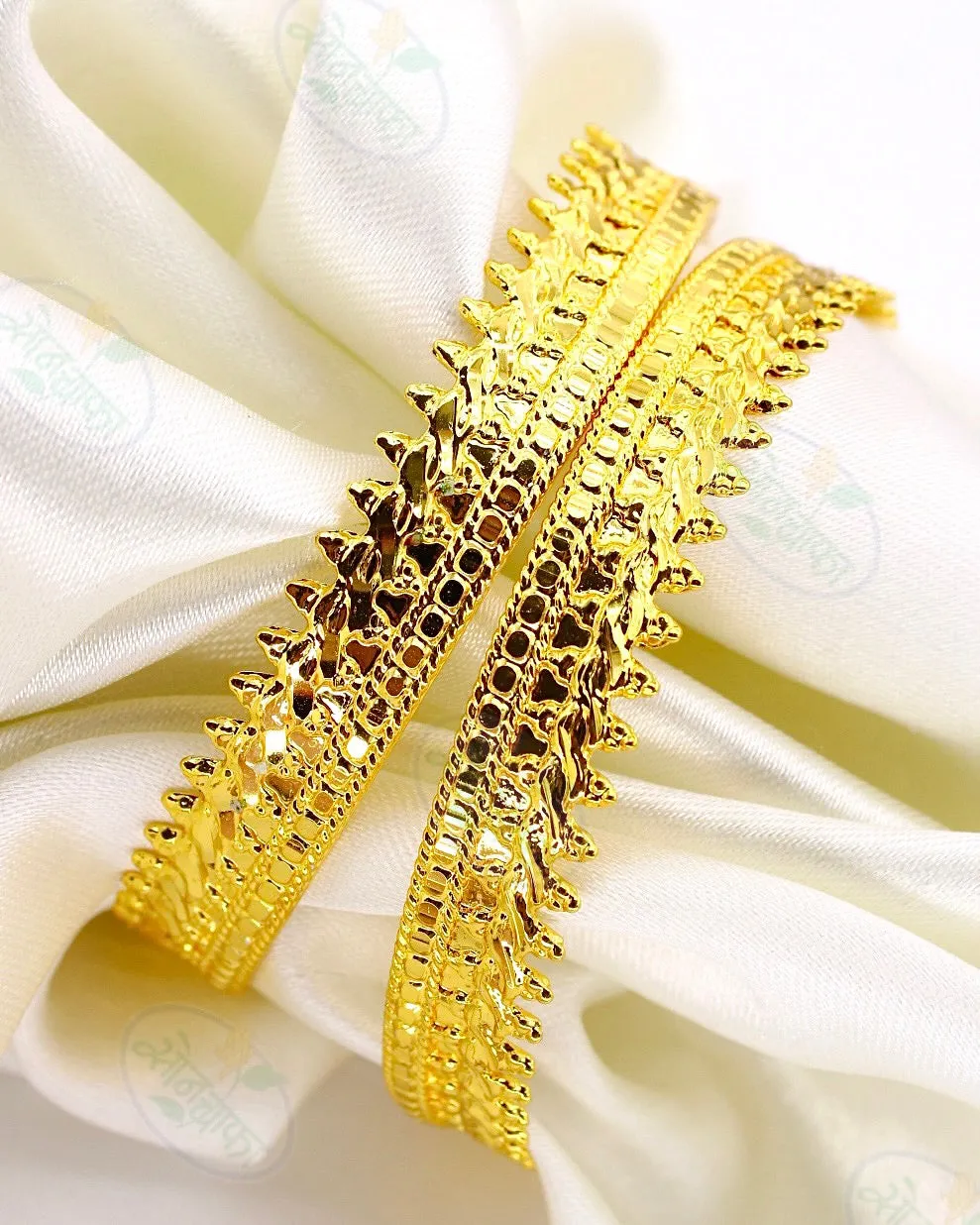 CHIC & TRENDY GOLDEN BANGLES